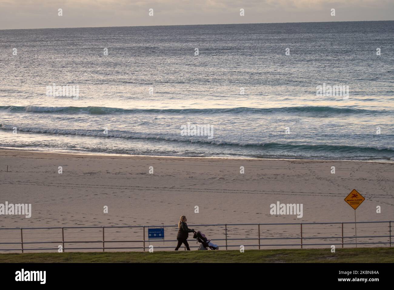 Sydneysider e joggers sono visti eseguire l'esercitazione mattutina a Bondi Beach il 03 maggio 2020 a Sydney, Australia. A Sydney in mezzo Coronavirus come tasso australiano di infezione da Coronavirus continua a diminuire. (Foto di Izhar Khan/NurPhoto) Foto Stock