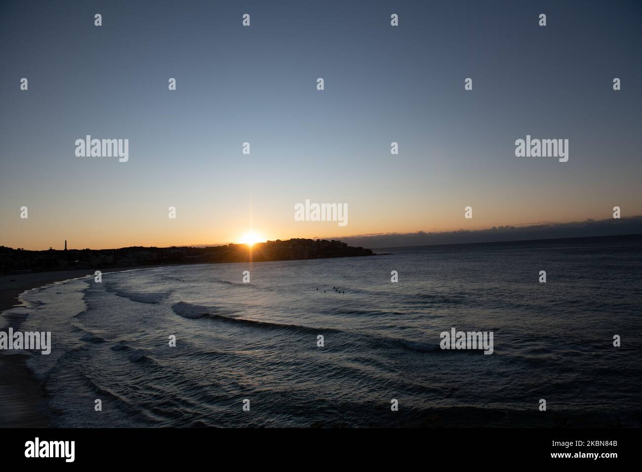 Vista generale di Sunrise e Surfers visto cercando di catturare l'onda a Bondi Beach il 03 maggio 2020 a Sydney, Australia. A Sydney in mezzo Coronavirus come tasso australiano di infezione da Coronavirus continua a diminuire. (Foto di Izhar Khan/NurPhoto) Foto Stock