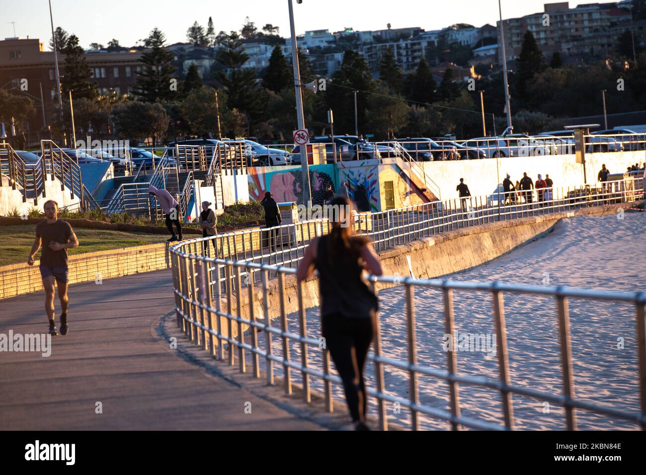 Sydneysider e joggers sono visti eseguire l'esercitazione mattutina a Bondi Beach il 03 maggio 2020 a Sydney, Australia. A Sydney in mezzo Coronavirus come tasso australiano di infezione da Coronavirus continua a diminuire. (Foto di Izhar Khan/NurPhoto) Foto Stock