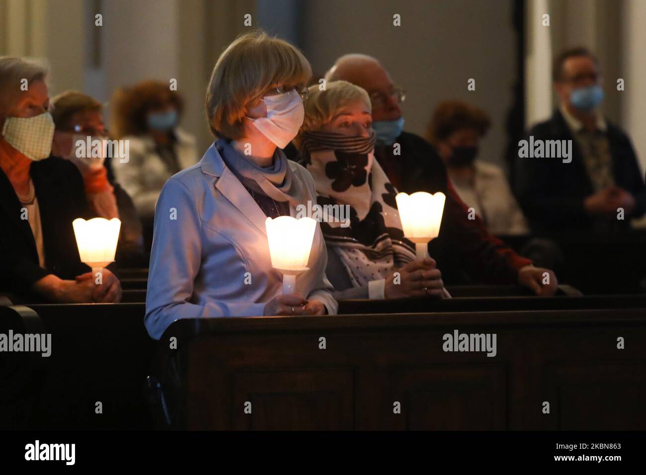 Faithfull tenere le candele durante un servizio di maggio devozioni alla Beata Vergine Maria all'interno della Chiesa di San Giuseppe durante la pandemia di coronavirus. Cracovia, Polonia il 2nd maggio 2020. (Foto di Beata Zawrzel/NurPhoto) Foto Stock