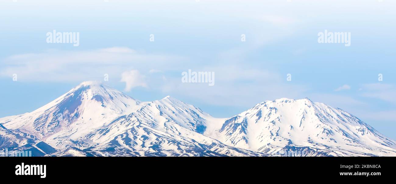 Il vulcano Avachinsky sovrasta la città di Petropavlovsk-Kamchatsky sulla penisola di Kamchatka Foto Stock