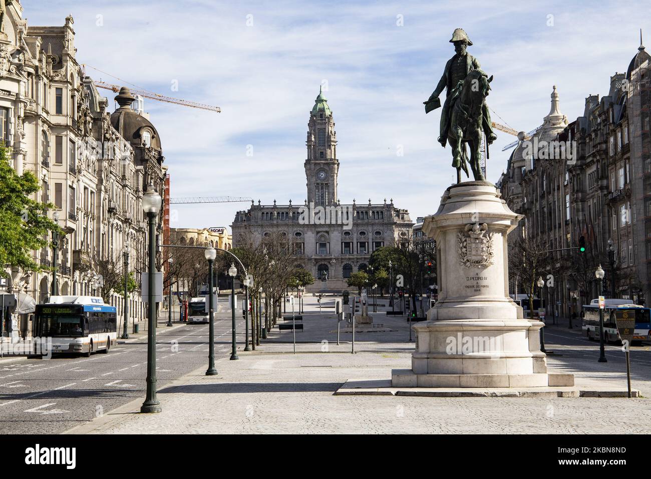 Una vista generale di una vuota Avenida Dos Aliados Place il 3 maggio 2020 a Porto, Portogallo. Stato di emergenza è stato dichiarato in tutto il paese, in Portogallo molte scuole, club, bar, musei, consigli di amministrazione, I voli, tra gli altri, sono chiusi a causa della pandemia del Covid-19, e si consiglia alle persone di rimanere a casa. Lo stato di calamità si eserciterà domani, alcune imprese si apriranno e le persone avranno più libertà di circolazione. (Foto di Rita Franca/NurPhoto) Foto Stock