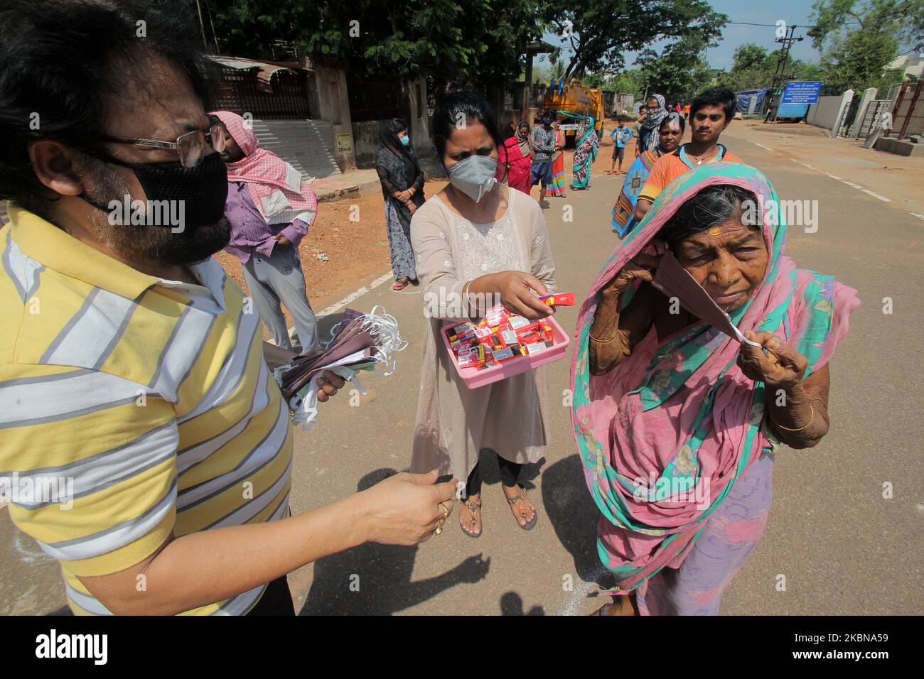 Gli operatori sociali che distribuiscono oggetti di sensibilizzazione alla gente di baraccopoli per combattere contro il coronavirus CIVID-19 si sono diffusi nel Bhubaneswar, capitale dell'India orientale. (Foto di Str/NurPhoto) Foto Stock