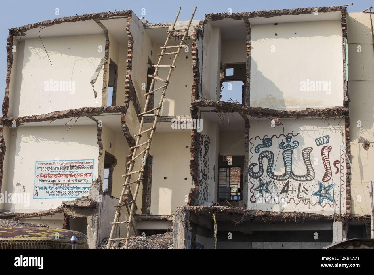 Una casa abbandonata vista deserta durante il governo ha imposto il blocco in tutto il paese in mezzo alle preoccupazioni di pandemia di coronavirus che pone un rischio di diffusione del Covid-19 a Dhaka il 4 maggio 2020. (Foto di Ahmed Salahuddin/NurPhoto) Foto Stock