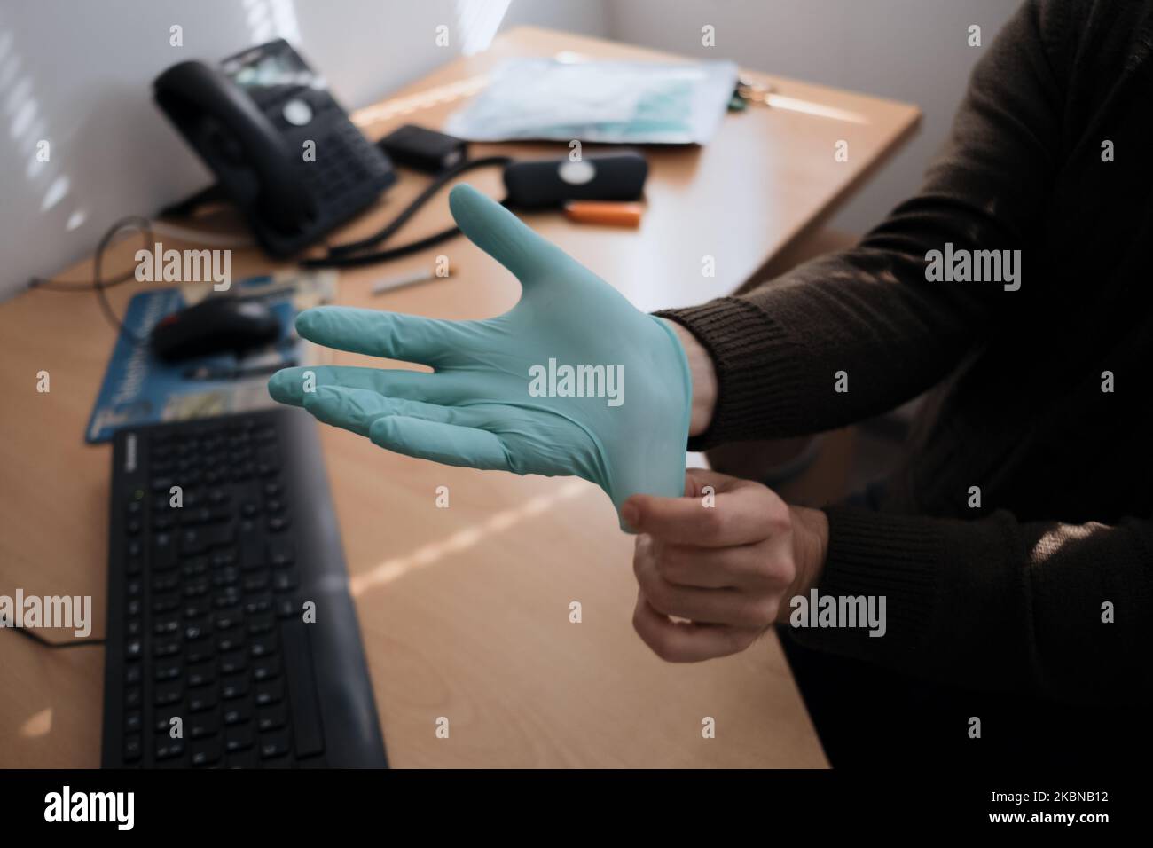 Un uomo indossa un equipaggiamento di protezione prima di iniziare la sua giornata di lavoro in un'azienda a Teramo, 5 maggio 2020 (Foto di Danilo di Giovanni/NurPhoto) Foto Stock