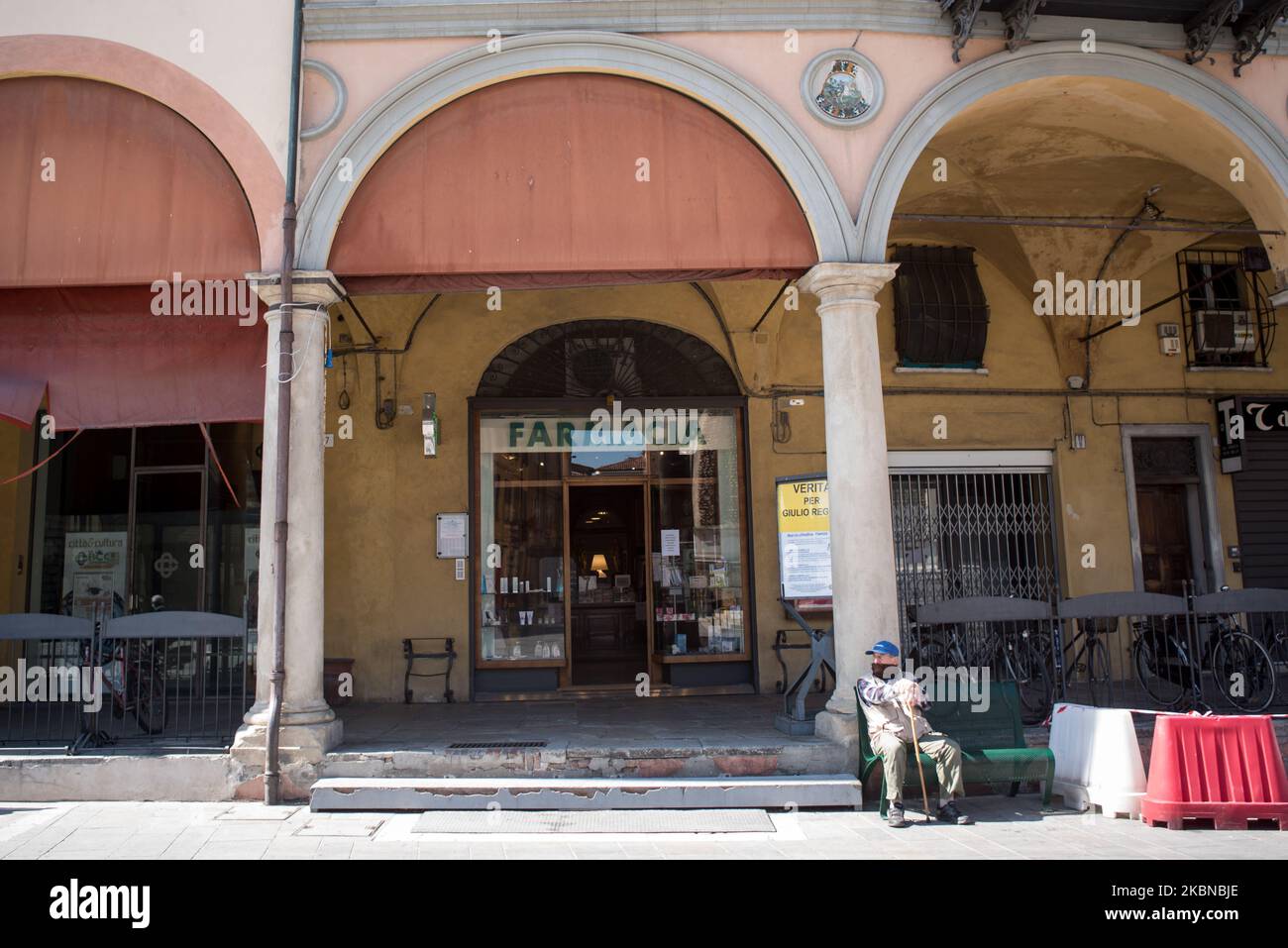 La piazza centrale di Faenza, costruita nel 15th ° secolo, completamente deserta durante il periodo di chiusura a causa del coronavirus. Faenza, 15th aprile 2020. (Foto di Andrea Savorani Neri/NurPhoto) Foto Stock