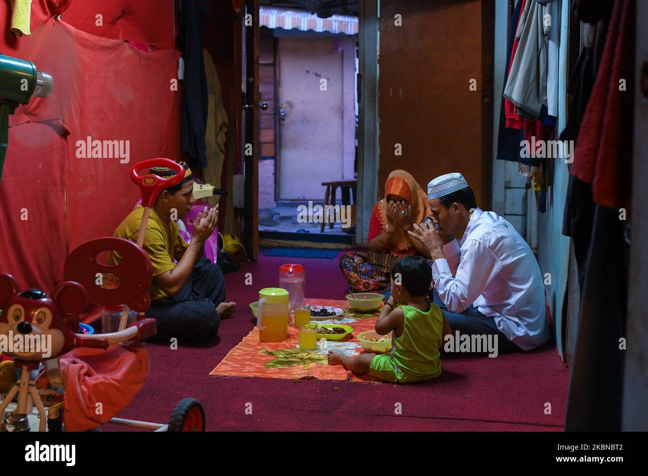 La famiglia Rohingya rompe il digiuno durante il mese santo del Ramadan e dell'Ordine di controllo del movimento condizionale (CMCO) a Kuala Lumpur, Malesia il 5 maggio 2020. (Foto di Afif Abd Halim/NurPhoto) Foto Stock