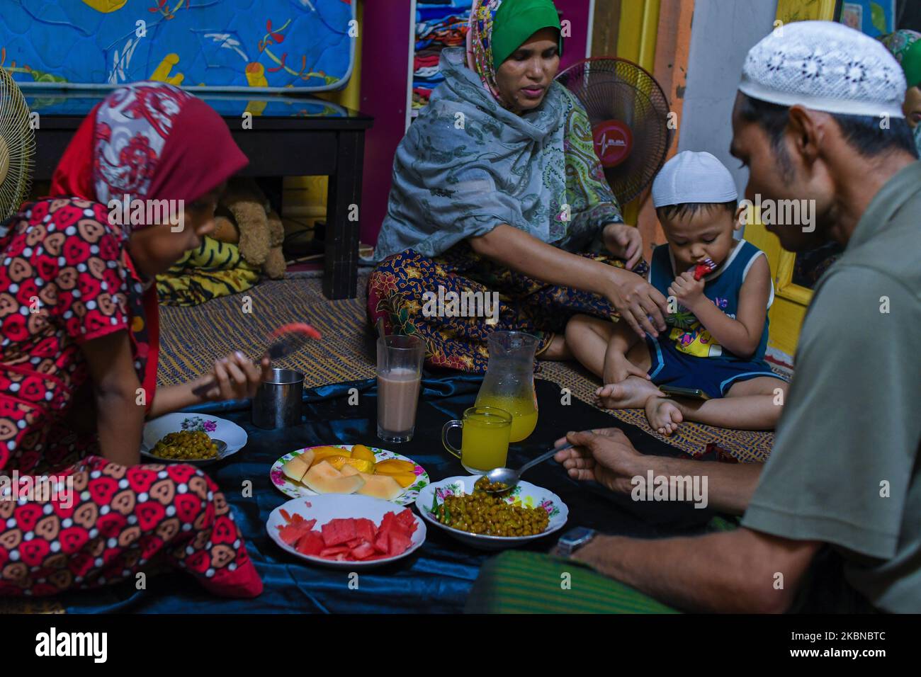 La famiglia Rohingya rompe il digiuno durante il mese santo del Ramadan e dell'Ordine di controllo del movimento condizionale (CMCO) a Kuala Lumpur, Malesia il 5 maggio 2020. (Foto di Afif Abd Halim/NurPhoto) Foto Stock