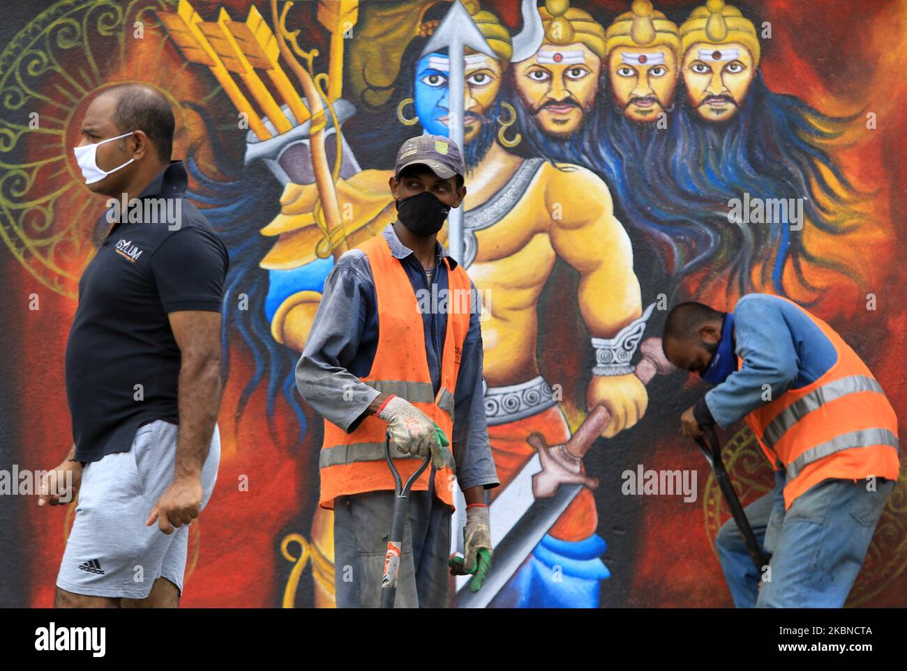 Un lavoratore del quotidiano dello Sri Lanka che indossa una maschera protettiva guarda su un cantiere stradale durante un coprifuoco a Colombo, Sri Lanka, il 6 maggio 2020. (Foto di Tharaka Basnayaka/NurPhoto) Foto Stock