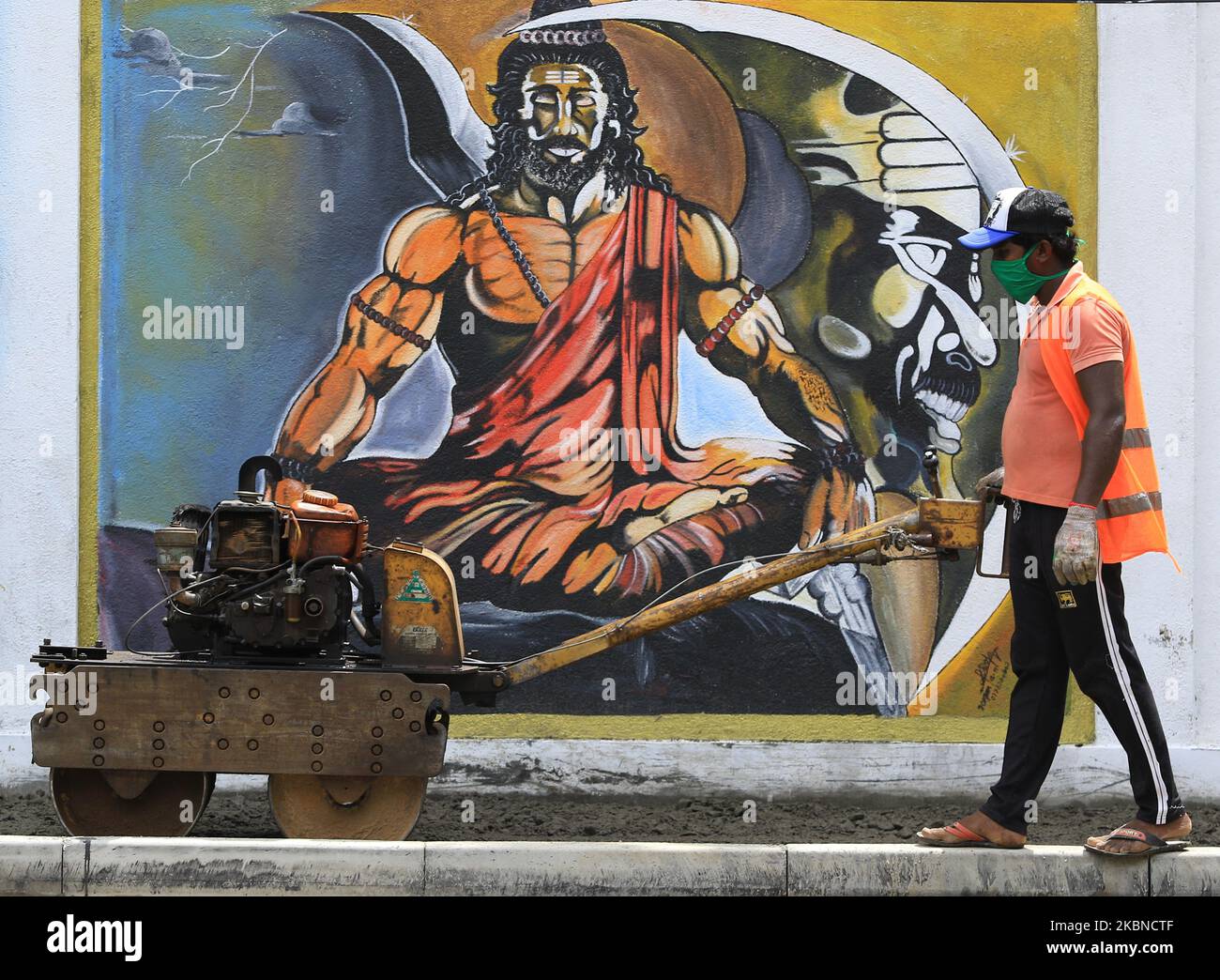 Un lavoratore quotidiano dello Sri Lanka che indossa una maschera protettiva lavora in un cantiere stradale a Colombo, Sri Lanka, il 6 maggio 2020. (Foto di Tharaka Basnayaka/NurPhoto) Foto Stock