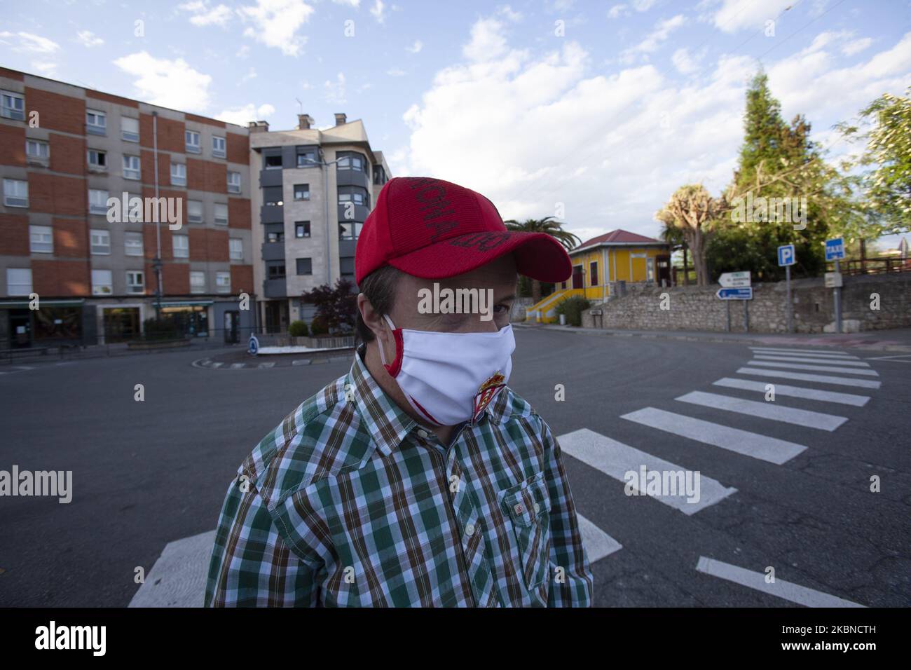 Una persona con sindrome di Down, si pone con orgoglio con la sua maschera facciale personalizzata con l'emblema dello Sporting de Gijon, la sua squadra di calcio preferita a Norena, Spagna, il 6 maggio 2020. Il terzo giorno della fase 0 decretata dal governo spagnolo. I cittadini spagnoli possono lasciare la casa per camminare e fare esercizio all'aperto, ma solo in determinati fusi orari e divisi per età. Possono anche approfittare di andare al parrucchiere e continuare i loro acquisti nel piccolo negozio. (Foto di Alvaro Fuente/NurPhoto) Foto Stock