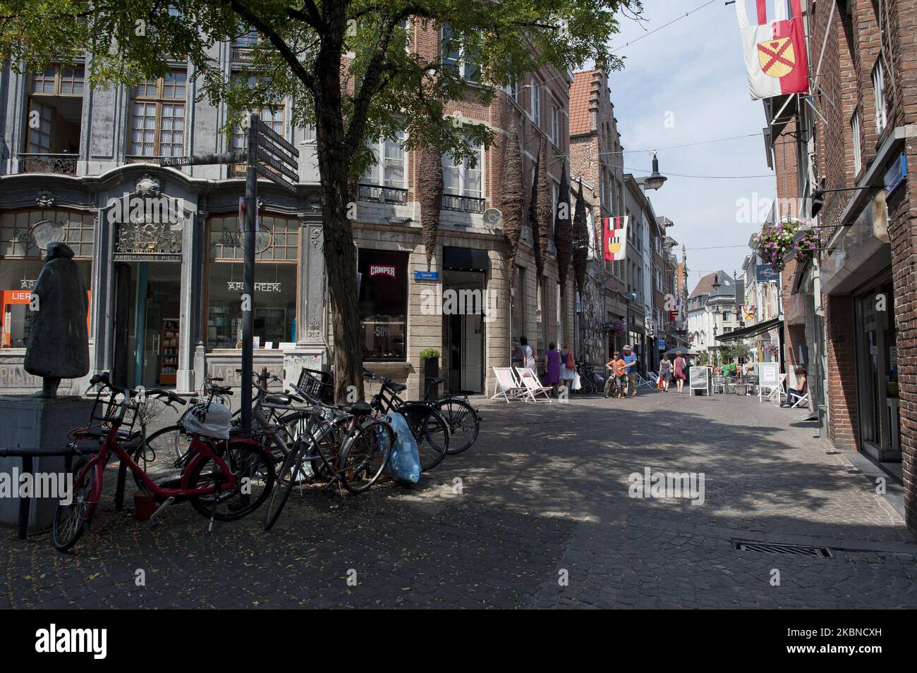 Vista generale del centro di Leuven, Belgio, il 23 luglio 2013. In una piazza centrale si trova il municipio, del 15th ° secolo, con le sue alte guglie, la chiesa gotica di San Pietro, una zona piena di bar e caffè. (Foto di Oscar Gonzalez/NurPhoto) Foto Stock