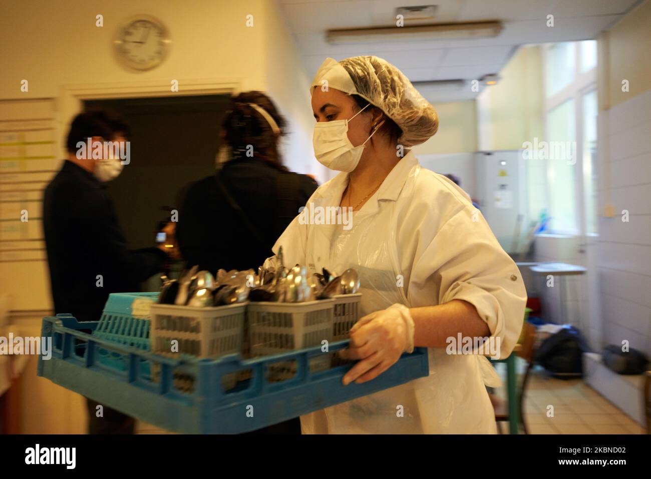 Il personale della scuola pulisce e disinfetta i piatti nella mensa prima della riapertura della scuola elementare a Tolosa, in Francia, il 6 maggio 2020. Tolosa ha iniziato a disinfettare le sue scuole per la riapertura delle scuole dal maggio 11th. Essi deinfettano per arginare la propagazione del coronavirus SRAS-COV-2, responsabile della malattia di Covid-19. Insegnanti e agenti vengono alla scuola primaria per prepararla e disinfettare (aule, mensa, ecc.) per maggio 11th. Tracciano inoltre delle linee sul terreno per segnare misure di distanza sociale e di circolazione dei modi per entrare e uscire dalla scuola. In Francia, ad oggi, il Foto Stock