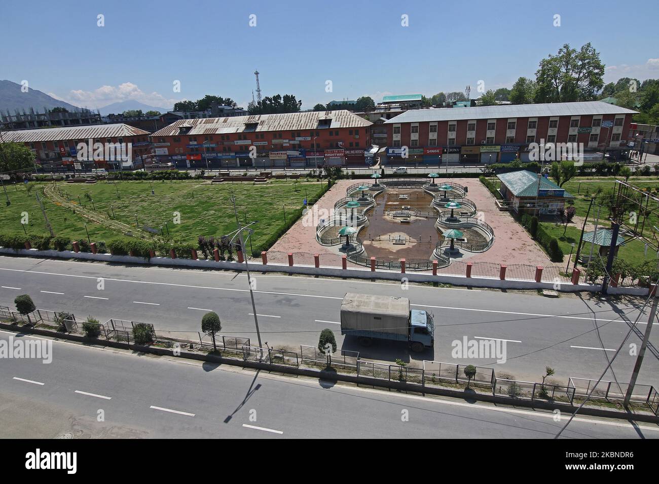 Un veicolo militare indiano si muove sulla strada deserta a Srinagar, Kashmir il 07,2020 maggio. Le forze di sicurezza indiane il 06 maggio uccisero il comandante capo di Hebel Mujahedeen Riyaz Naikoo e il suo associato in un incontro nel distretto di Pulwama. Naikoo era il comandante militante più ricercato e aveva una bounty di 12 lakh sulla sua testa. Il comandante prese presto il comando come capo del vestito Dopo il comandante militante, Burhan Wani fu ucciso dalle forze indiane nel 2016. Restrizioni severe continuano a rimanere in vigore attraverso la valle del Kashmir con un altro decesso registrato a Srinagar a causa del coronavirus COVID-19. (Foto b Foto Stock