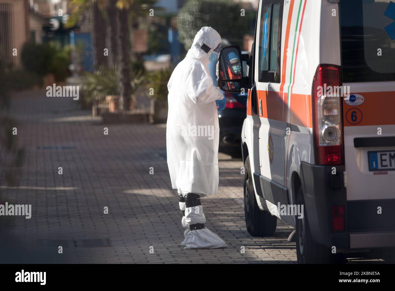 Un operatore sanitario torna in ambulanza dopo aver scortato un paziente COVID-19 nella sua stanza e viene isolata all'Hotel Costa Paradiso. Lido Adriano, 4 maggio 2020. (Foto di Andrea Savorani Neri/NurPhoto) Foto Stock