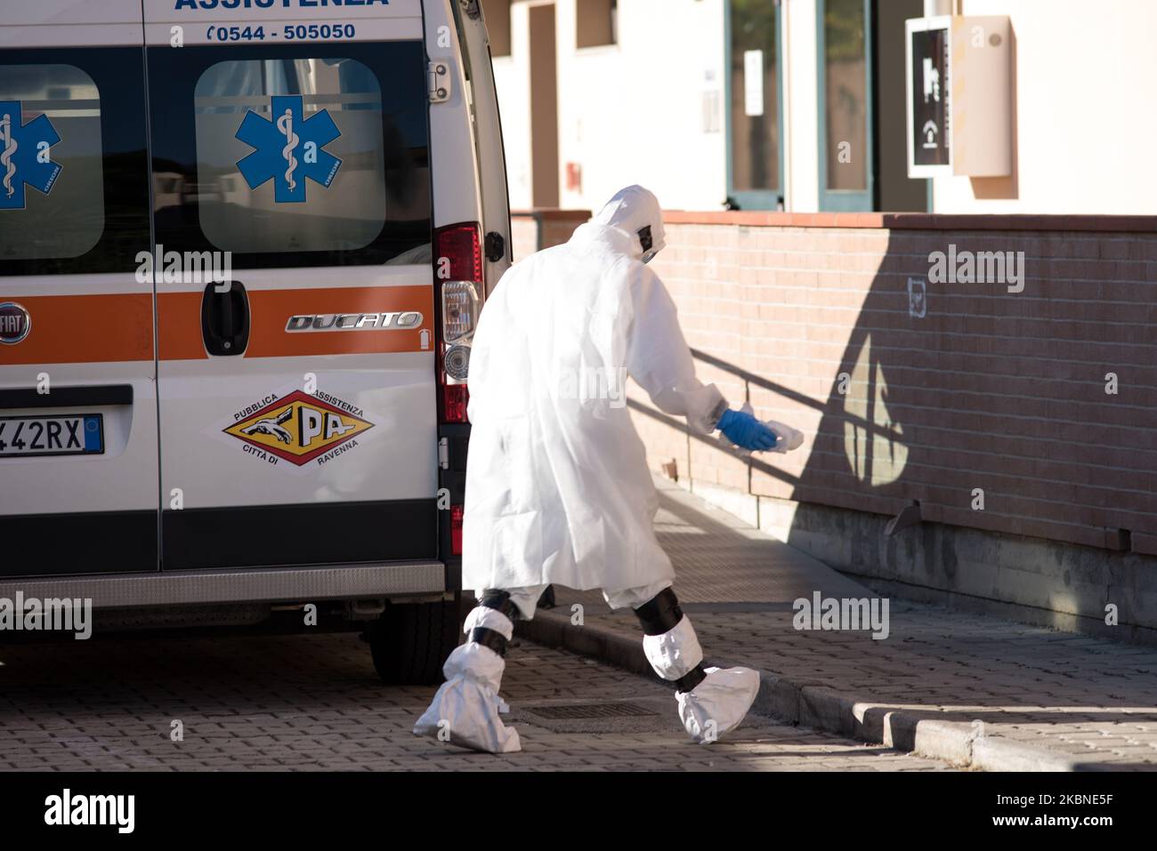 Un operatore sanitario torna in ambulanza dopo aver scortato un paziente COVID-19 nella sua stanza e viene isolata all'Hotel Costa Paradiso. Lido Adriano, 4 maggio 2020. (Foto di Andrea Savorani Neri/NurPhoto) Foto Stock