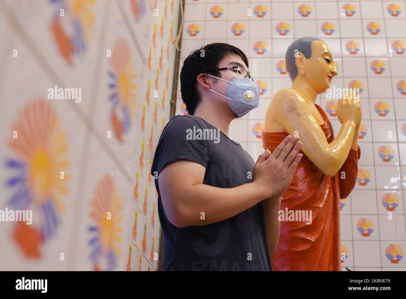 Un devoto buddista esegue una speciale sessione di preghiera Vesak in un tempio di Kuala Lumpur, Malesia, il 7 maggio 2020, mentre i buddisti celebrano il Vesak Day, o Buddha Day, che segna la nascita del Buddha Gautama, la sua illuminazione e la sua scomparsa (Foto di Afif Abd Halim/NurPhoto) Foto Stock