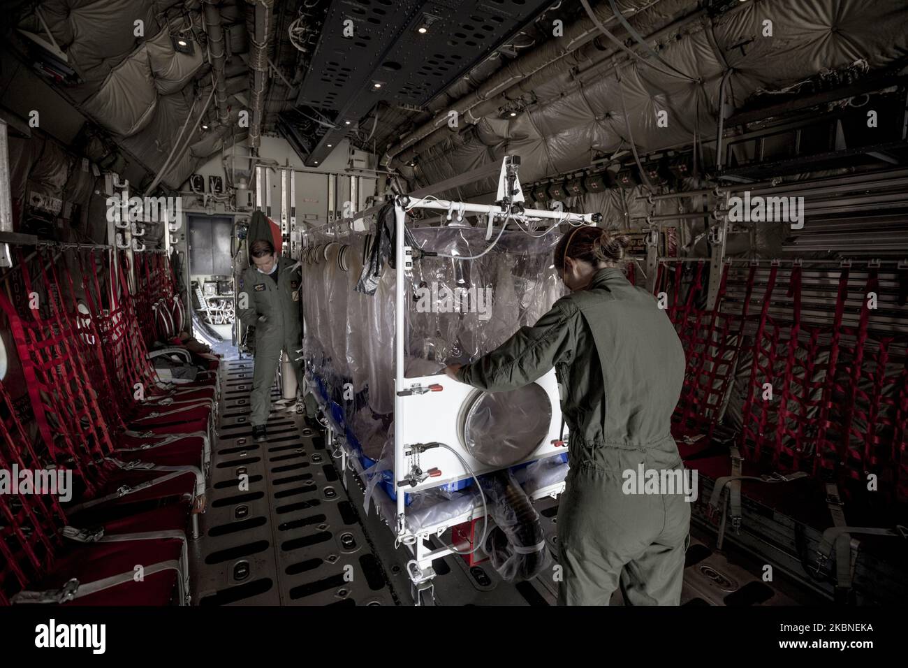 Unità di perforazione militare dell'aeronautica, a Pisa, Italia, il 27 aprile 2020. Il corso di formazione è sulla preparazione del C130 per il trasporto di pazienti con COVID-19. L'Air Force 46th Air Brigade di Pisa è specializzata nel trasporto di pazienti con malattie altamente infettive. (Foto di Enrico Mattia del Punta/NurPhoto) Foto Stock