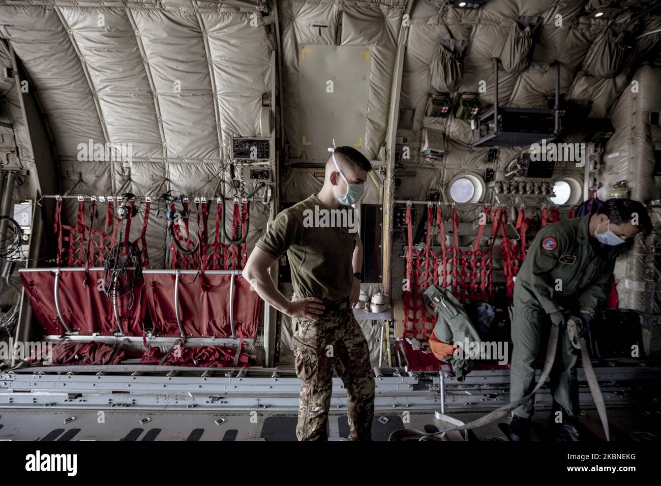 Unità di perforazione militare dell'aeronautica, a Pisa, Italia, il 27 aprile 2020. Il corso di formazione è sulla preparazione del C130 per il trasporto di pazienti con COVID-19. L'Air Force 46th Air Brigade di Pisa è specializzata nel trasporto di pazienti con malattie altamente infettive. (Foto di Enrico Mattia del Punta/NurPhoto) Foto Stock