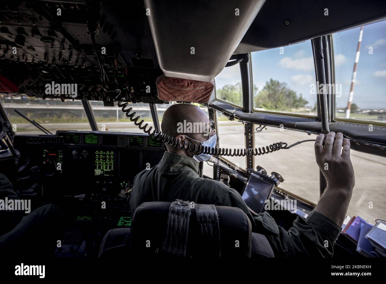 Unità di perforazione militare dell'aeronautica, a Pisa, Italia, il 27 aprile 2020. Il corso di formazione è sulla preparazione del C130 per il trasporto di pazienti con COVID-19. L'Air Force 46th Air Brigade di Pisa è specializzata nel trasporto di pazienti con malattie altamente infettive. (Foto di Enrico Mattia del Punta/NurPhoto) Foto Stock