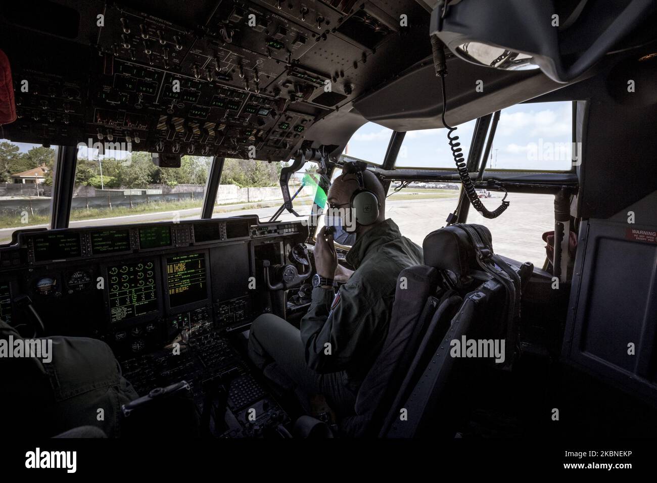 Unità di perforazione militare dell'aeronautica, a Pisa, Italia, il 27 aprile 2020. Il corso di formazione è sulla preparazione del C130 per il trasporto di pazienti con COVID-19. L'Air Force 46th Air Brigade di Pisa è specializzata nel trasporto di pazienti con malattie altamente infettive. (Foto di Enrico Mattia del Punta/NurPhoto) Foto Stock