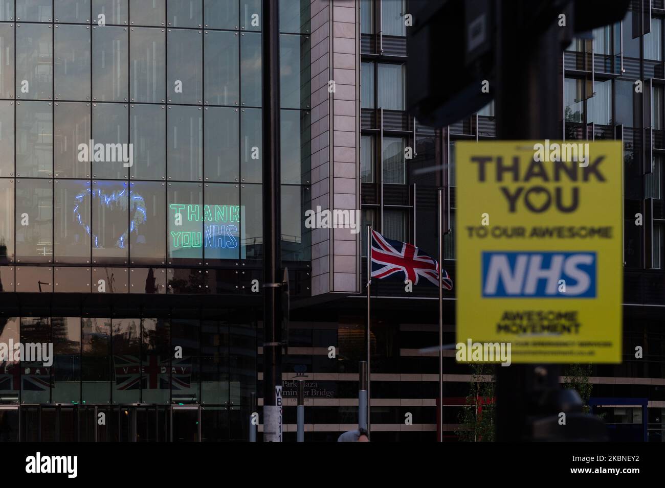 Un messaggio di gratitudine per l'NHS è visualizzato in una finestra del Park Plaza Hotel a Westminster durante il settimanale 'Clap for Our Carers' applauso per l'NHS e i lavoratori chiave in prima linea del coronavirus (Covid-19) pandemia come il blocco a livello nazionale del Regno Unito continua per il Settima settimana il 07 maggio 2020 a Londra, Inghilterra. (Foto di Wiktor Szymanowicz/NurPhoto) Foto Stock