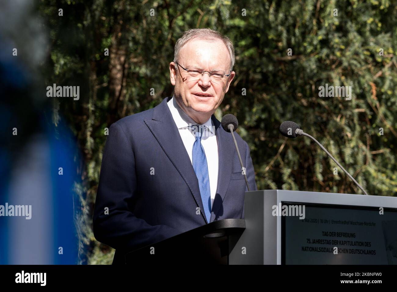 Stephan Weil, Ministro Presidente della bassa Sassonia, interviene in occasione della manifestazione commemorativa del 75th° anniversario della liberazione, della capitolazione della Germania socialista nazionale, che si è svolta ad Hannover il 8 maggio 2020, per commemorare le vittime della dittatura nazionalsocialista e un segno contro l'estremismo emergente di destra e il razzismo. A causa della crisi di Corona, la silenziosa commemorazione si è svolta in piccoli circoli. (Foto di Peter Niedung/NurPhoto) Foto Stock
