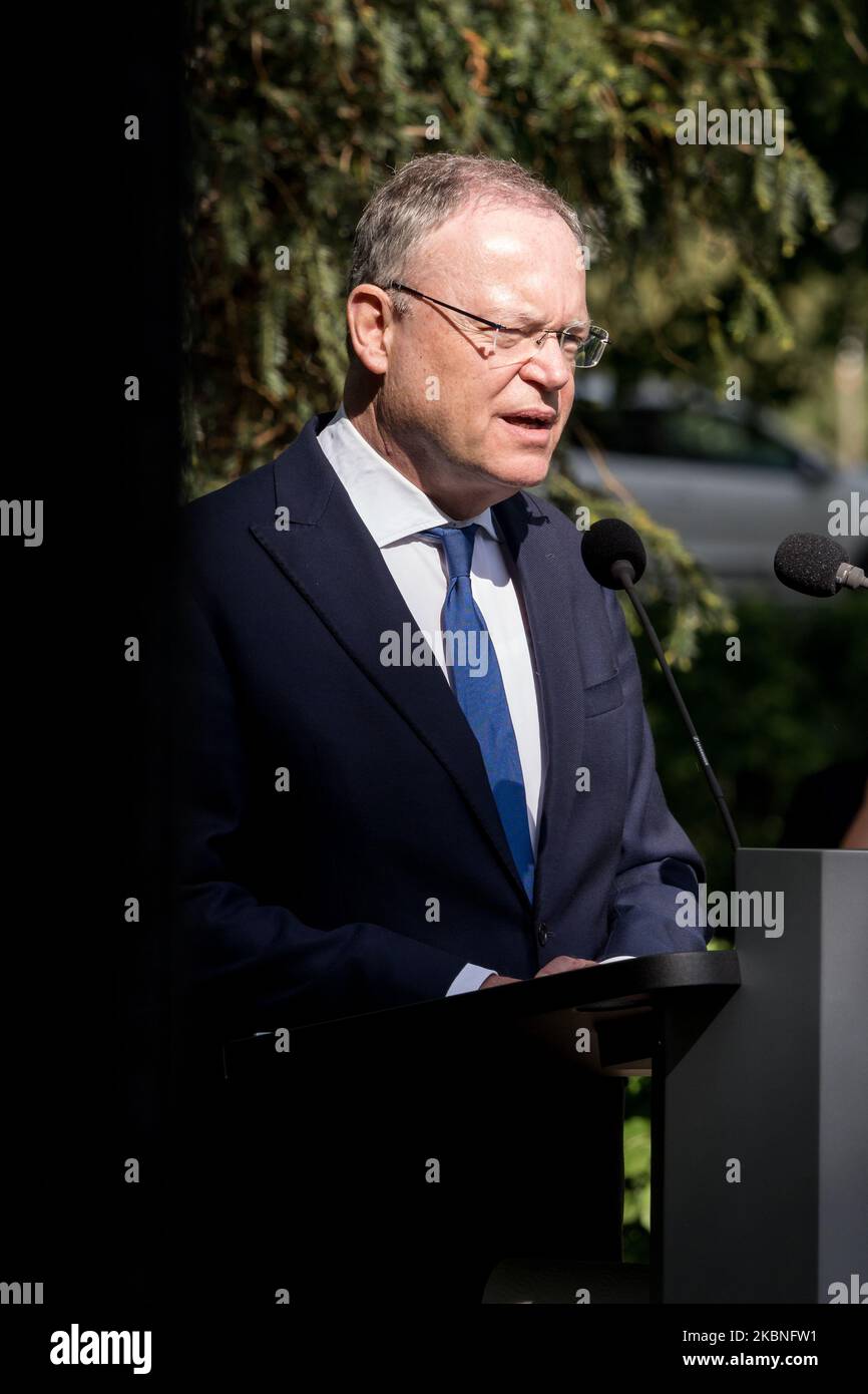 Stephan Weil, Ministro Presidente della bassa Sassonia, interviene in occasione della manifestazione commemorativa del 75th° anniversario della liberazione, della capitolazione della Germania socialista nazionale, che si è svolta ad Hannover il 8 maggio 2020, per commemorare le vittime della dittatura nazionalsocialista e un segno contro l'estremismo emergente di destra e il razzismo. A causa della crisi di Corona, la silenziosa commemorazione si è svolta in piccoli circoli. (Foto di Peter Niedung/NurPhoto) Foto Stock