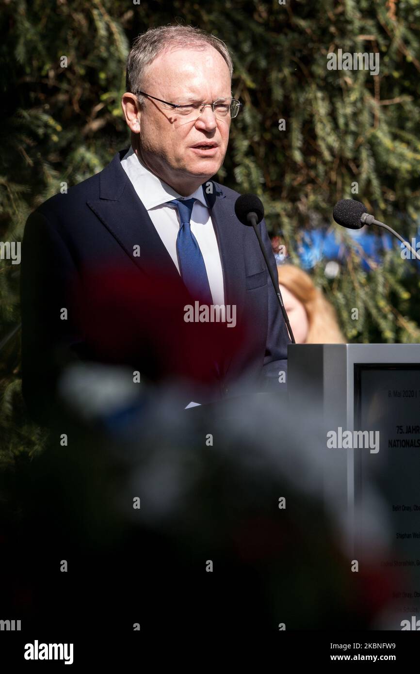 Stephan Weil, Ministro Presidente della bassa Sassonia, interviene in occasione della manifestazione commemorativa del 75th° anniversario della liberazione, della capitolazione della Germania socialista nazionale, che si è svolta ad Hannover il 8 maggio 2020, per commemorare le vittime della dittatura nazionalsocialista e un segno contro l'estremismo emergente di destra e il razzismo. A causa della crisi di Corona, la silenziosa commemorazione si è svolta in piccoli circoli. (Foto di Peter Niedung/NurPhoto) Foto Stock