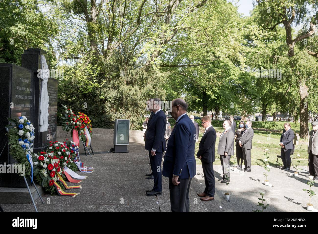 Belit Onay, Lord Mayor di Hannover Stephan Weil, Ministro Presidente della bassa Sassonia, ha commemorato le vittime del nazionalsocialismo in occasione della manifestazione commemorativa del 75th° anniversario della liberazione, la capitolazione della Germania nazionalsocialista, che si è celebrata ad Hannover il 8 maggio 2020, Commemorare le vittime della dittatura nazionalsocialista e lanciare un segnale contro l'ascesa del radicalismo di destra e del razzismo. A causa della crisi di Corona, la silenziosa commemorazione si è svolta in piccoli circoli. (Foto di Peter Niedung/NurPhoto) Foto Stock