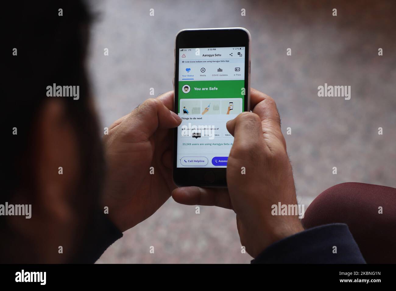 Un uomo usa Aarogya Setu App sul suo cellulare a Nuova Delhi, India il 08 maggio 2020 (Foto di Nasir Kachroo/NurPhoto) Foto Stock