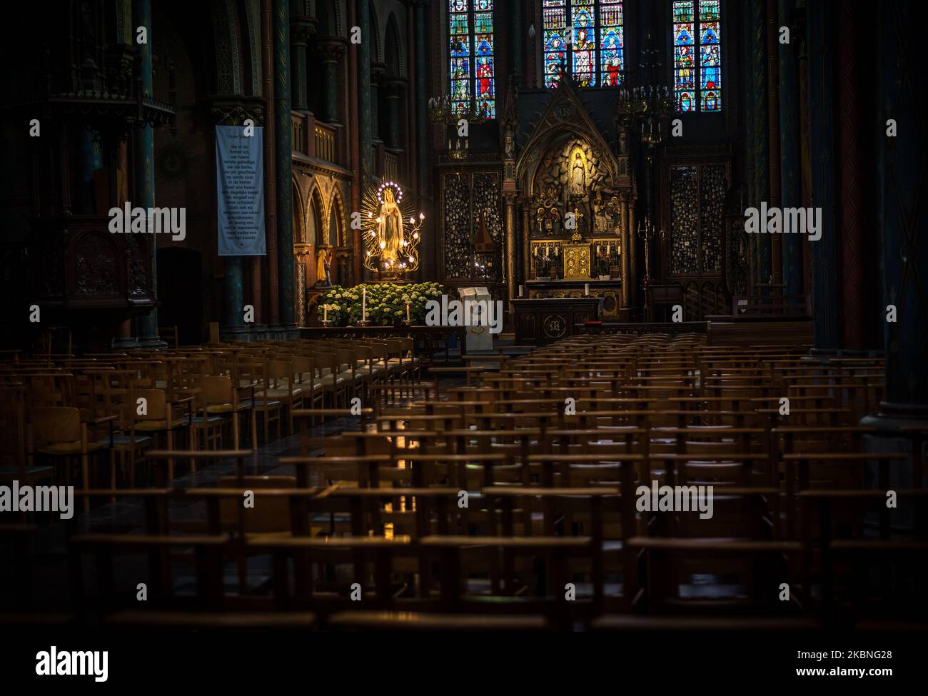 OOSTAKKER - Belgio il 08 maggio 2020. OOSTAKKER Basilica, normalmente in maggio è molto occupato in e intorno al pellegrinaggio cite, onorando nostra Signora di Lourdes reputato avere proprietà curative. Attraverso la crisi della corona (COVID19) non si verificano eventi a causa di una stretta chiusura in Belgio per fermare la diffusione della pandemia COVID-19, causata dal nuovo coronavirus. Ai credenti è permesso camminare e pregare e accendere una candela nella basilica. La grotta di Lourdes è una replica della grotta originale a Lourdes in Francia. (Foto di Jonathan Raa/NurPhoto) Foto Stock