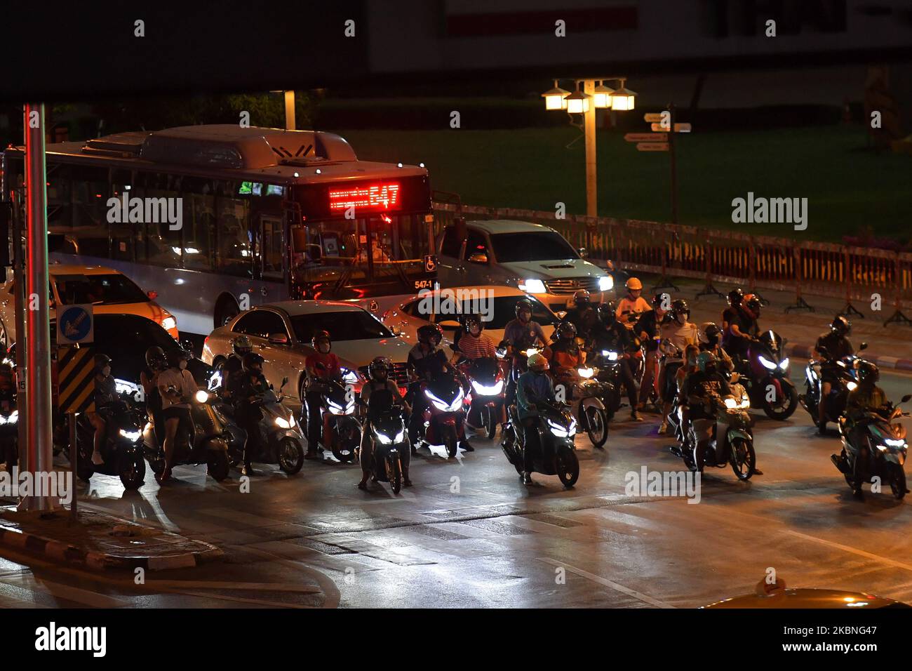 I veicoli aspettano a un incrocio stradale su una strada Rama IV prima di iniziare il coprifuoco notturno il 8 maggio 2020 a Bangkok, Thailandia. Come il governo tailandese ha consentito ad un allentamento delle misure per combattere la diffusione del coronavirus dopo che la Thailandia ha bloccato parzialmente è stato alzato ed il numero di nuove infezioni continua a diminuire. (Foto di Vachira Vachira/NurPhoto) Foto Stock