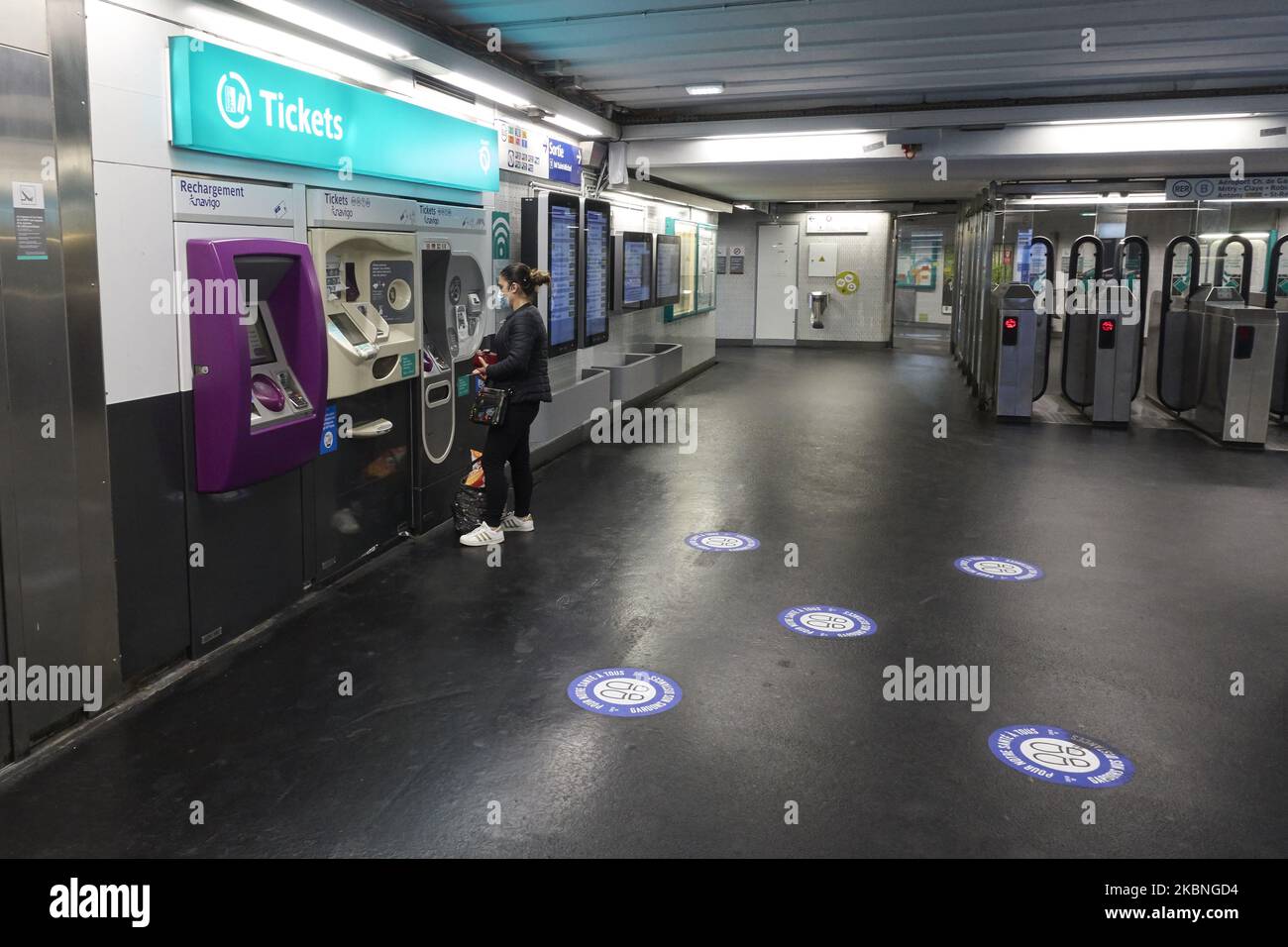 Due giorni prima della fine del blocco a causa del coronavirus COVID-19, la metropolitana di Parigi sta preparando e attaccando informazioni temporanee per mantenere le distanze sociali. Il 11 maggio sarà obbligatorio indossare una maschera sui mezzi di trasporto pubblici della metropolitana di Parigi. Parigi, Francia, il 9 2020 maggio. (Foto di Adnan Farzat/NurPhoto) Foto Stock