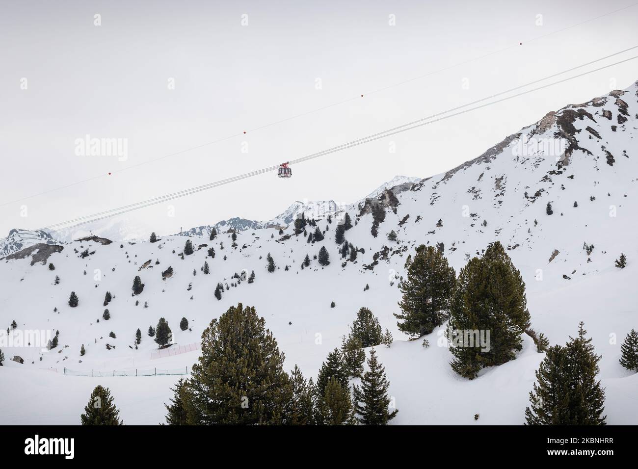 Funivia che attraversa le montagne la Plagne Foto Stock