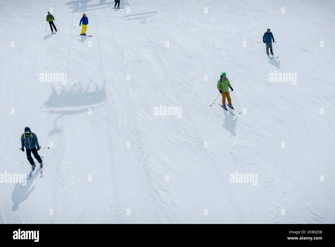 Sciatori scendendo pista sulla pista la Plagne Foto Stock