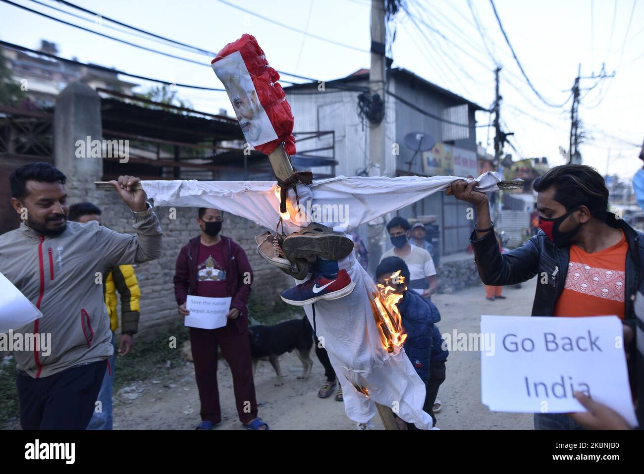 I membri di Janta Durbar urlano gli slogan mentre bruciano un effigy del primo ministro indiano Narendra modi a Kathmandu, Nepal domenica 10 maggio 2020. Hanno bruciato un’effigie contro l’annuncio dell’India di un collegamento stradale che attraversa il territorio nepalese di Lipulek. (Foto di Narayan Maharjan/NurPhoto) Foto Stock