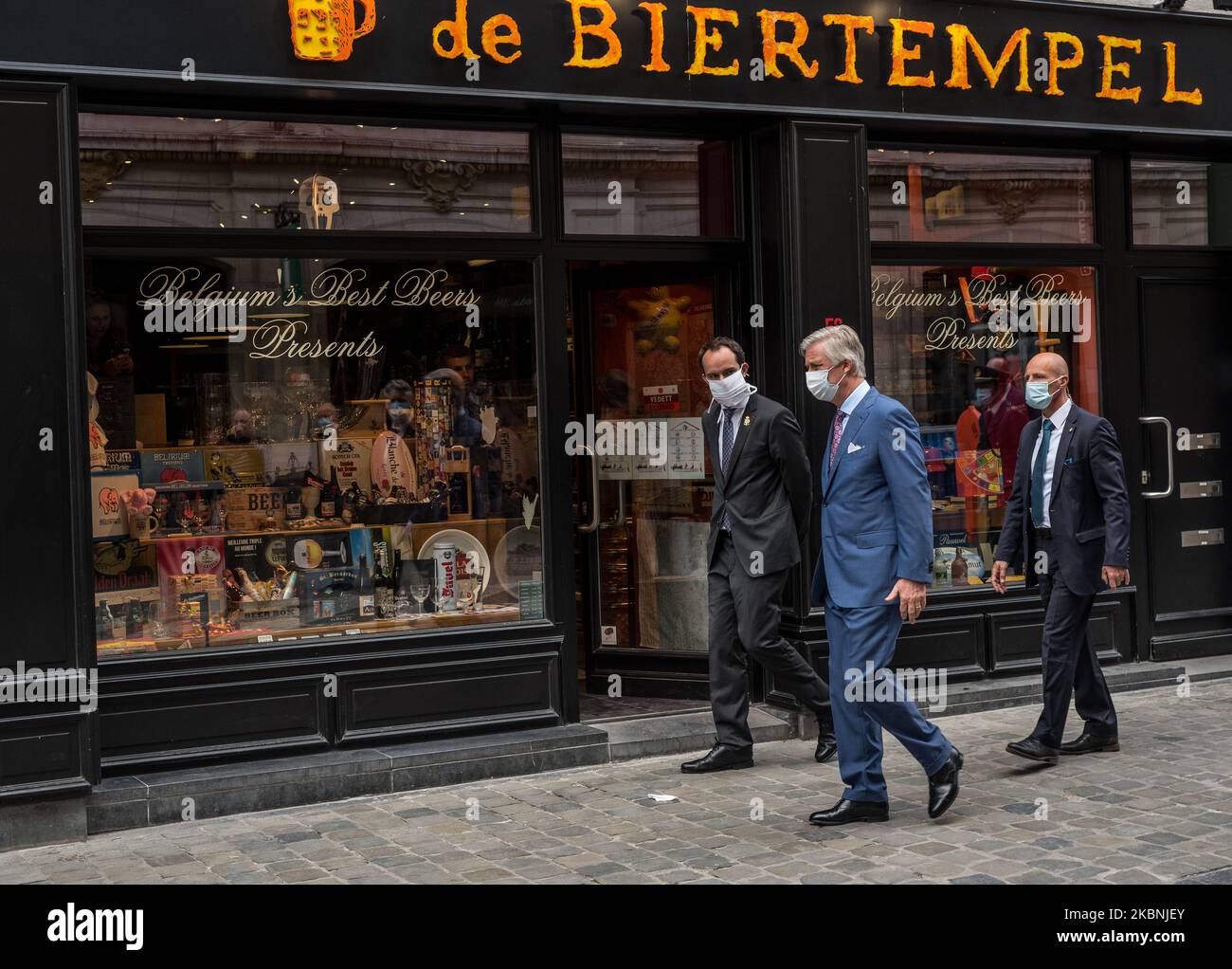 Re Philippe - Filip del Belgio è visto a piedi per il prossimo negozio a Brussles - Belgio il 10 maggio 2020. Re Filip del Belgio è visto indossare una maschera facciale quando si visita il negozio owners.Belgium inizierà la fase due con l'apertura di negozi che consentono a più persone di lavorare di nuovo in condizioni. Il Belgio inizia con cautela con una via d'uscita dalle misure corona. I negozi riapriranno nuovamente il 11 maggio in determinate condizioni. Jonathan Raa / Nurphoto (Foto di Jonathan Raa/Nurphoto) Foto Stock