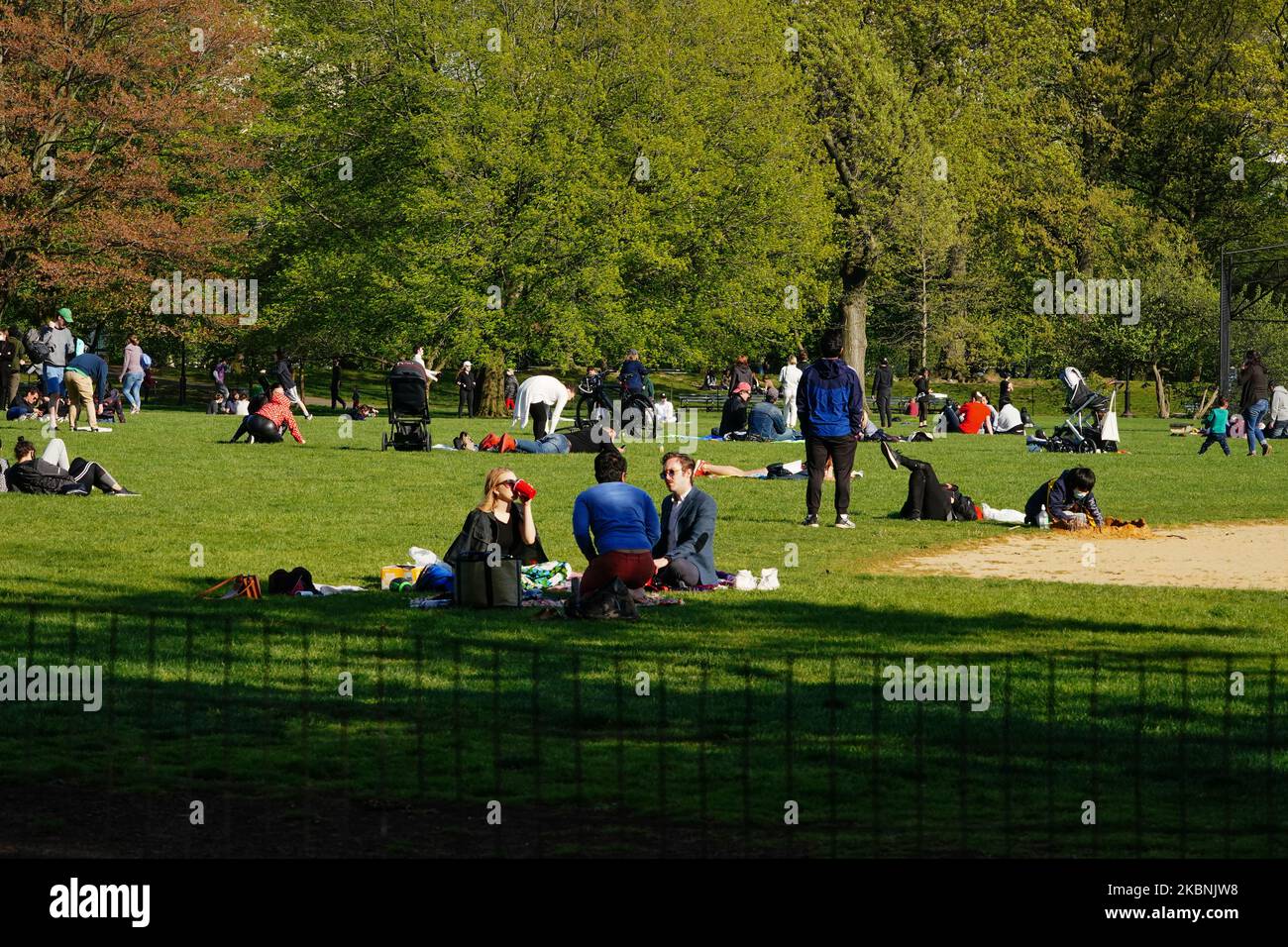 Una vista del Grande prato a Central Park durante la pandemia di coronavirus il 10 maggio 2020 a New York City. Il COVID-19 si è diffuso nella maggior parte dei paesi del mondo, mietendo oltre 270.000 vittime e riportando oltre 3,9 milioni di infezioni. (Gothamist) NYPD limiterà quante persone possono entrare nel Parco del Fiume Hudson e nel Parco Domino. (Foto di John Nacion/NurPhoto) Foto Stock