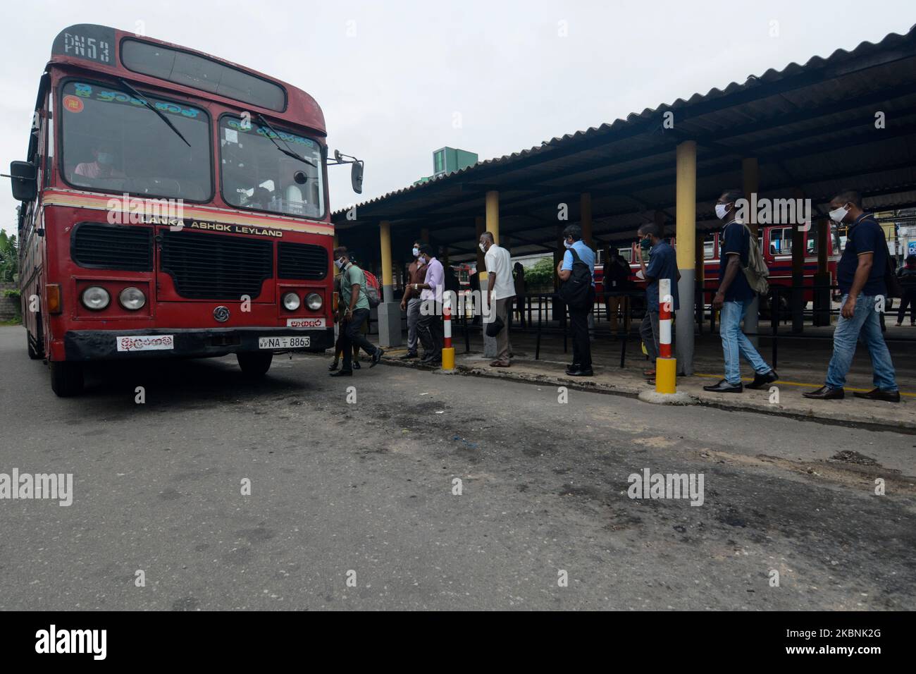 I dipendenti pubblici sono in coda, mantenendo allo stesso tempo l'allontanamento sociale, in attesa di salire a bordo di un autobus per tornare al lavoro dopo un blocco di 52 giorni, imposto come misura preventiva contro il coronavirus COVID-19. La foto è stata scattata al terminal degli autobus di Panadura, un sobborgo della capitale dello Sri Lanka Colombo il 11 maggio 2020. Lo Sri Lanka riaprirà parzialmente a partire dal 11 maggio, ponendo fine a un blocco di 52 giorni, mentre la diffusione comunitaria del coronavirus era stata messa sotto controllo, ha affermato il ministro della sanità. (Foto di Achila Jayawardana/NurPhoto) Foto Stock