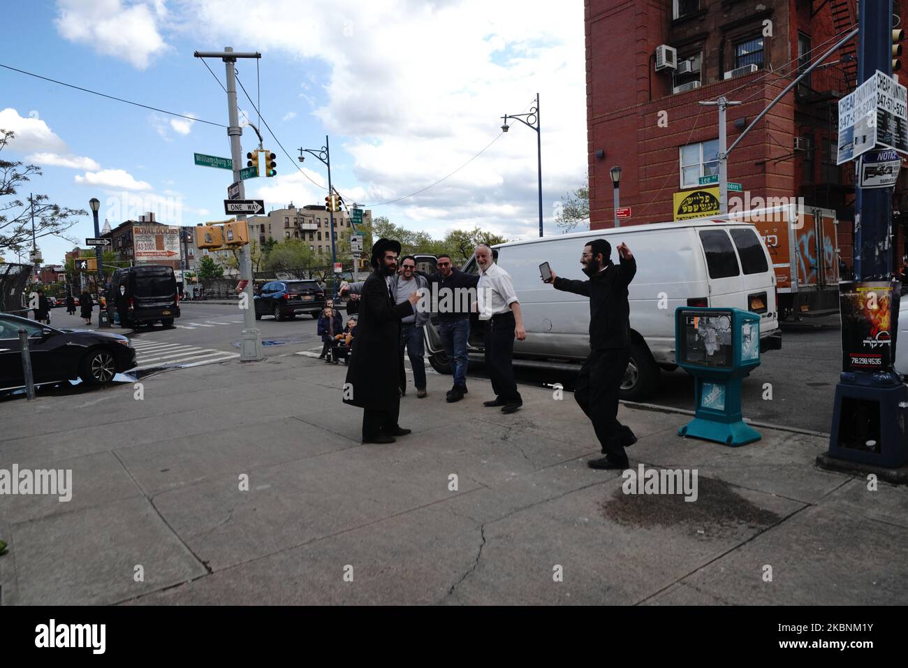 Una vista di un gruppo di ebrei ortodossi che celebrano per le strade durante la pandemia del coronavirus il 11 maggio 2020 a Williamsburg, Brooklyn, New York City. Il COVID-19 si è diffuso nella maggior parte dei paesi del mondo, mietendo oltre 270.000 vittime e riportando oltre 3,9 milioni di infezioni. Una coppia di regine si trova di fronte a accuse dopo aver presunto strappato una maschera facciale di un uomo hassidico e fatto commenti antisemiti relativi a COVID-19. (Foto di John Nacion/NurPhoto) Foto Stock