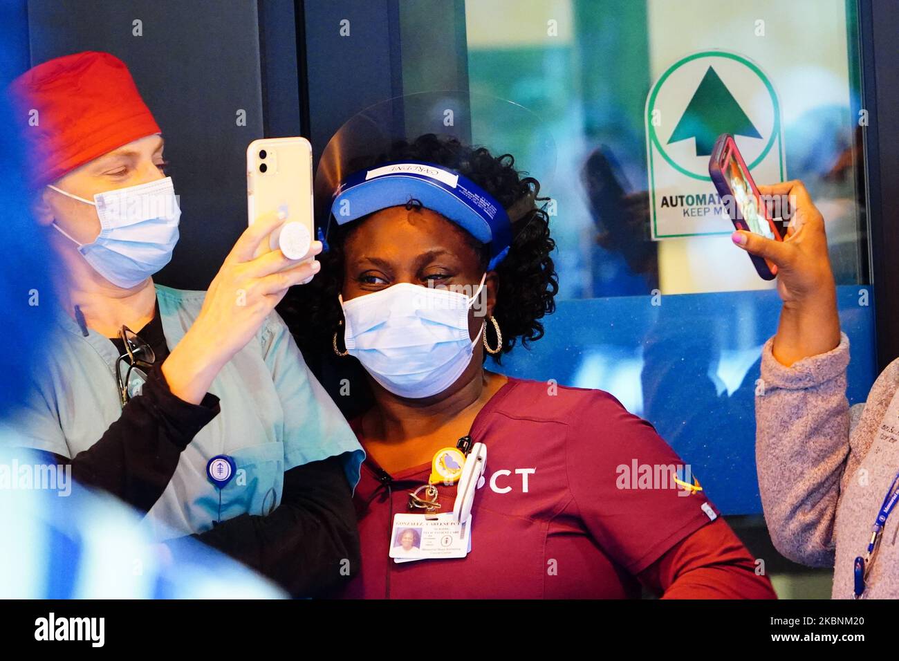 Una vista di NYPD Pipes & Drums della Emerald Society che serenava gli operatori medici al Memorial Sloan Kettering Cancer Center durante la pandemia di coronavirus il 11 maggio 2020 a New York City. Il COVID-19 si è diffuso nella maggior parte dei paesi del mondo, mietendo oltre 270.000 vittime e riportando oltre 3,9 milioni di infezioni. NYPD Pipes & Drums della Emerald Society festeggia il suo 60th° anniversario. (Foto di John Nacion/NurPhoto) Foto Stock