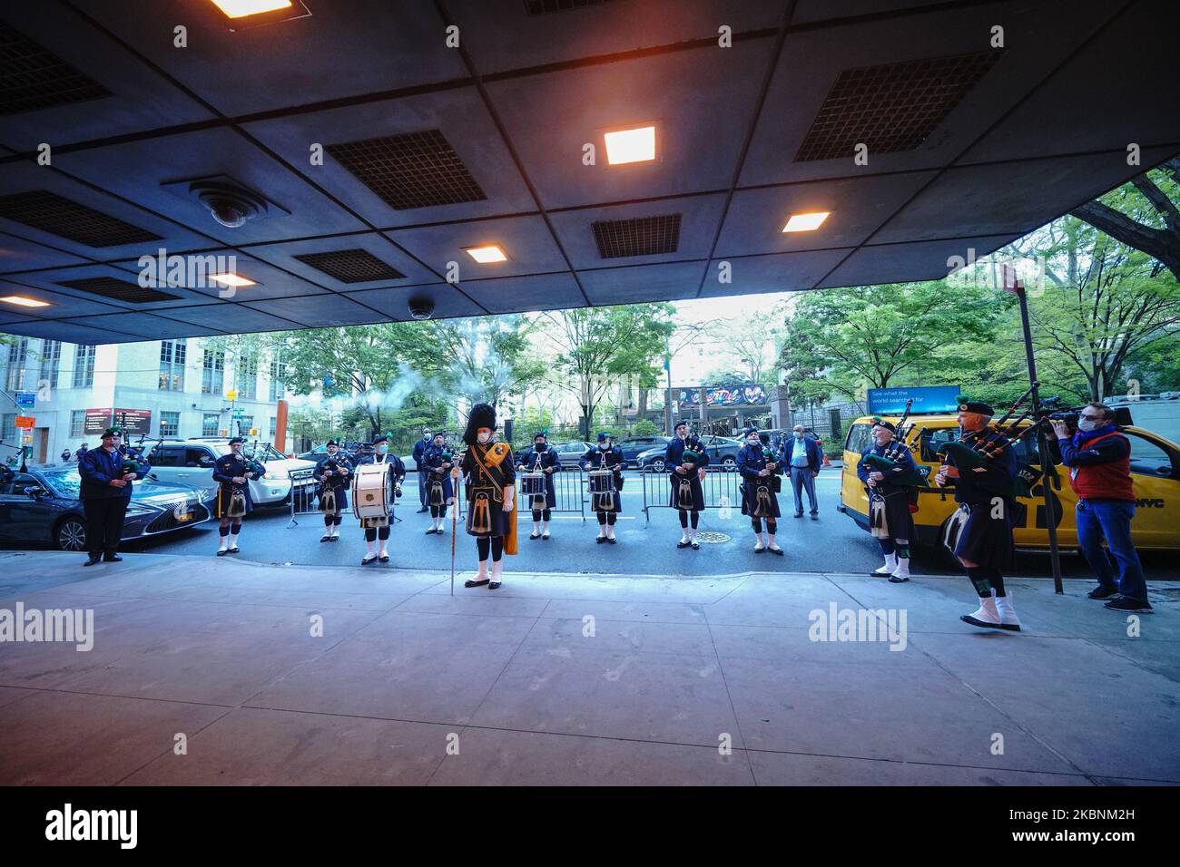 Una vista di NYPD Pipes & Drums della Emerald Society che serenava gli operatori medici al Memorial Sloan Kettering Cancer Center durante la pandemia di coronavirus il 11 maggio 2020 a New York City. Il COVID-19 si è diffuso nella maggior parte dei paesi del mondo, mietendo oltre 270.000 vittime e riportando oltre 3,9 milioni di infezioni. NYPD Pipes & Drums della Emerald Society festeggia il suo 60th° anniversario. (Foto di John Nacion/NurPhoto) Foto Stock