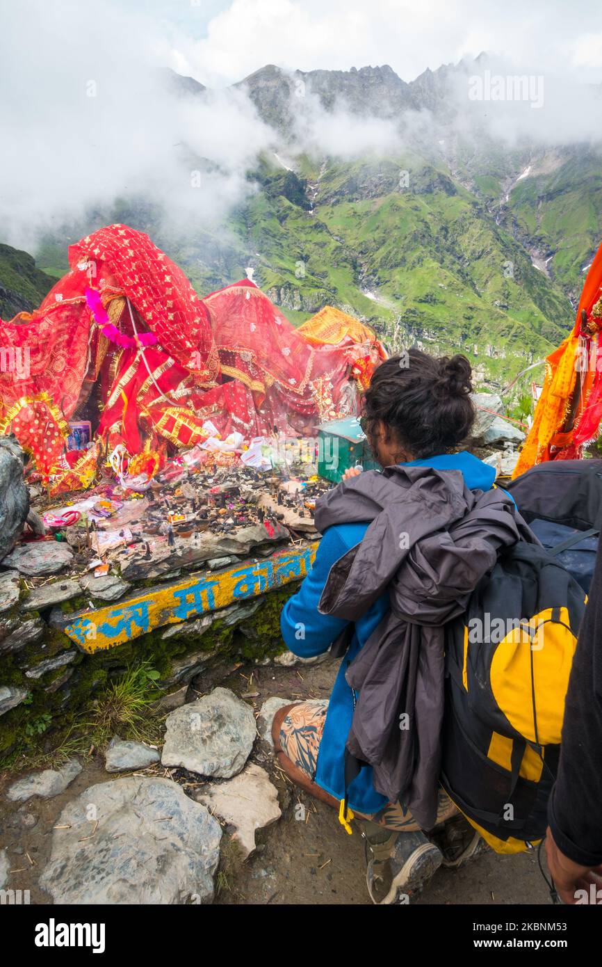 Luglio 14th 2022, Himachal Pradesh India. I devoti che offrono le loro preghiere alla Dea Kali, un luogo di culto indù della divinità in cima a Kali. Shrikhand Mahadev Ka Foto Stock