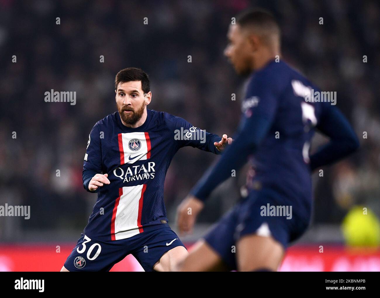Torino, Italia. 02 novembre 2022. Lionel messi del Paris Saint-Germain FC e Kylian Mbappe del Paris Saint-Germain FC sono visti durante la partita di calcio UEFA Champions League tra Juventus FC e Paris Saint-Germain FC. Credit: Nicolò campo/Alamy Live News Foto Stock