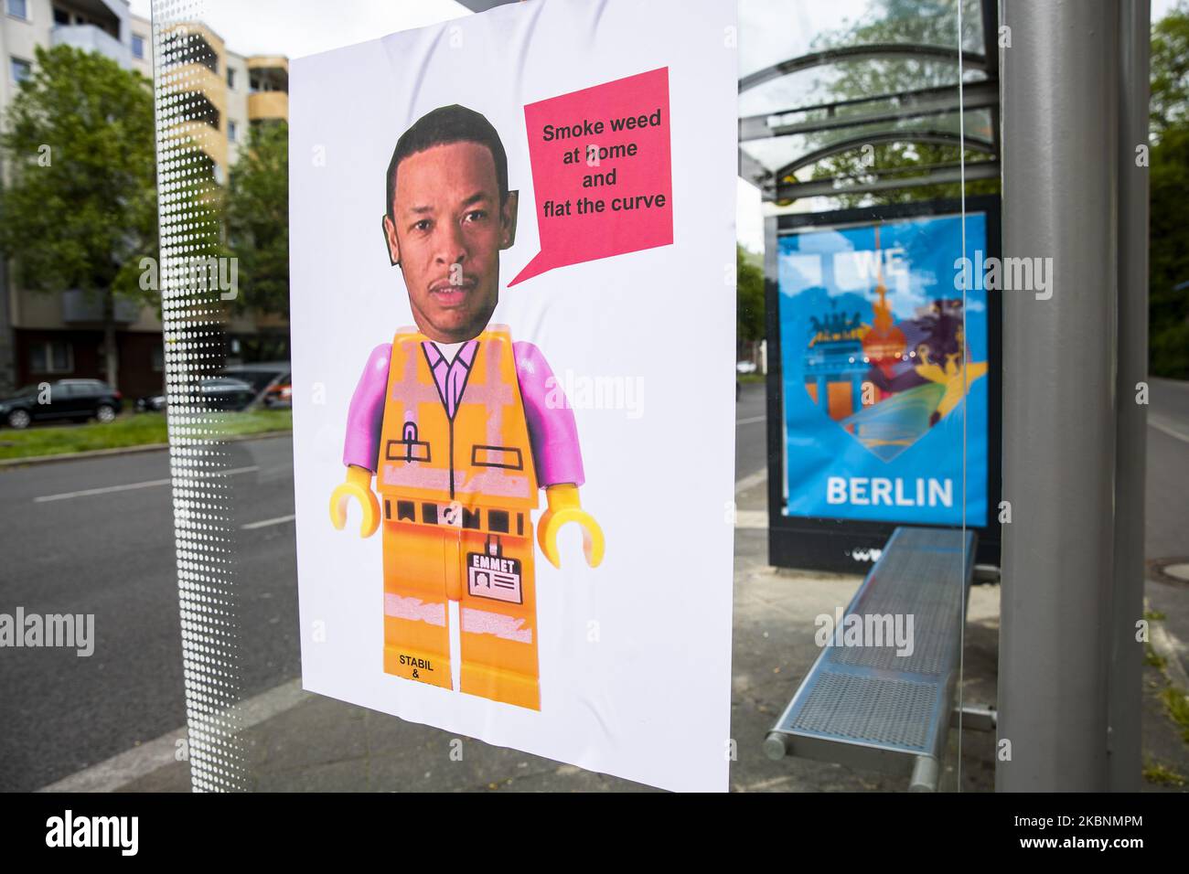 Un divertente poster che legge 'Smoke Weed at home and flat the curve' è visto in una fermata dell'autobus a Berlino, Germania il 12 maggio 2020. (Foto di Emmanuele Contini/NurPhoto) Foto Stock