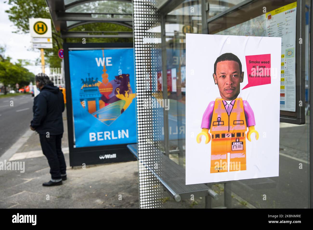 Un divertente poster che legge 'Smoke Weed at home and flat the curve' è visto in una fermata dell'autobus a Berlino, Germania il 12 maggio 2020. (Foto di Emmanuele Contini/NurPhoto) Foto Stock