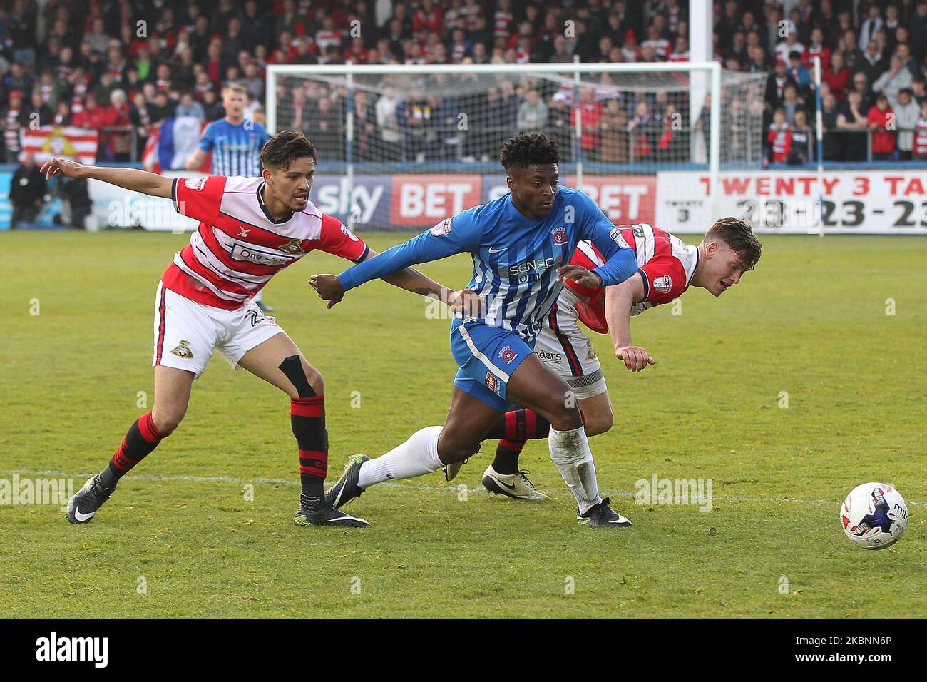 Niall Mason e Joe Wright di Doncaster Rovers sfidano Devante Rodney di Hartlepool Unito per la palla durante la partita SKY Bet League 2 tra Hartlepool United e Doncaster Rovers a Victoria Park, Hartlepool, Regno Unito il 6th maggio 2017. (Foto di Mark Fletcher/MI News/NurPhoto) Foto Stock