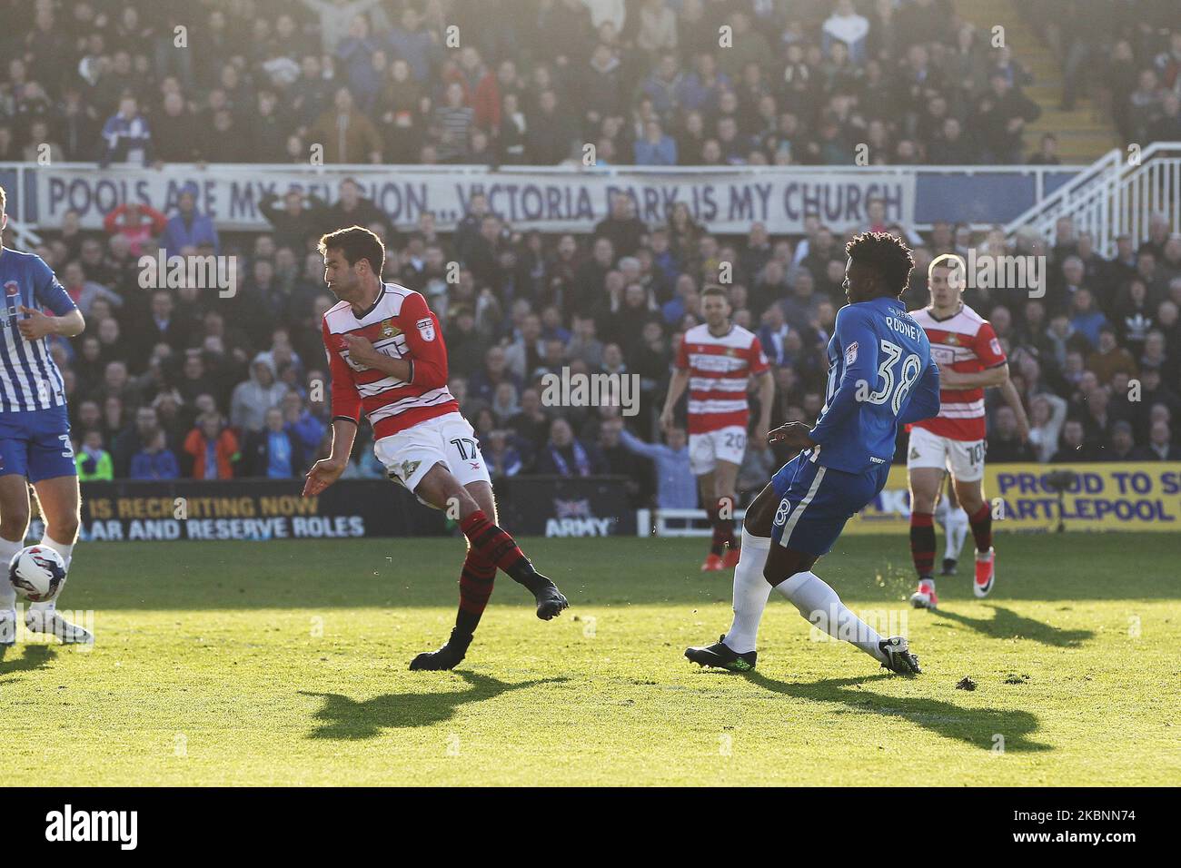 Il Devante Rodney di Hartlepool United segna il suo primo goal durante la partita DELLA SKY Bet League 2 tra Hartlepool United e Doncaster Rovers a Victoria Park, Hartlepool, Regno Unito, il 6th maggio 2017. (Foto di Mark Fletcher/MI News/NurPhoto) Foto Stock