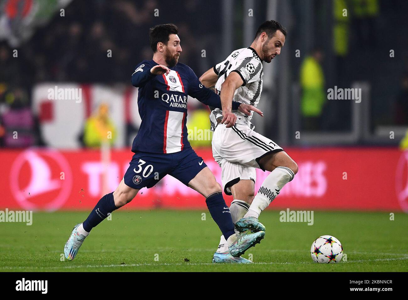 Torino, Italia. 02 novembre 2022. Federico Gatti della Juventus FC compete per la palla con Lionel messi del Paris Saint-Germain FC durante la partita di calcio UEFA Champions League tra Juventus FC e Paris Saint-Germain FC. Credit: Nicolò campo/Alamy Live News Foto Stock